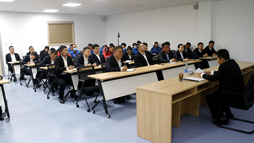 公司黨委副書記、工會主席紀景臣為景區(qū)運營一線黨員、積極分子講黨課